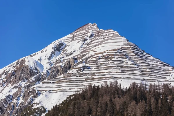 Cumbre de la montaña Schiahorn vista desde Davos en invierno — Foto de Stock