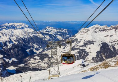Rotair genel gider teleferik Mt. Titlis İsviçre üzerinde