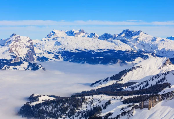 Χειμώνα θέα από το βουνό Fronalpstock στην Ελβετία — Φωτογραφία Αρχείου