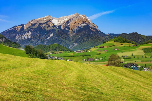 Jaro ve švýcarském kantonu Nidwalden — Stock fotografie