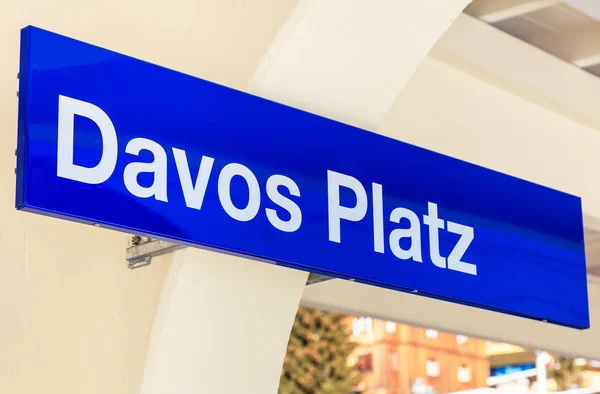 Schild am Bahnhof Davos Platz — Stockfoto