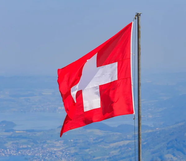 Zwitserse vlag op de top van Mt. Stanserhorn — Stockfoto