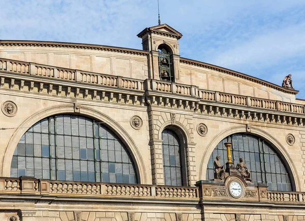 En del av fasaden av den Zurich huvudsakliga tågstationsbyggnad — Stockfoto