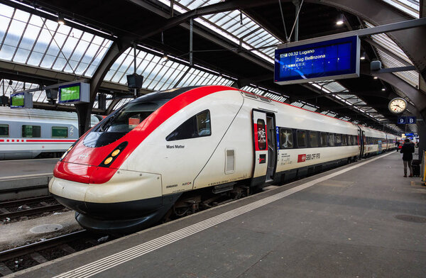 Локомотив назван в честь Mani Matter на платформе Цюриха
