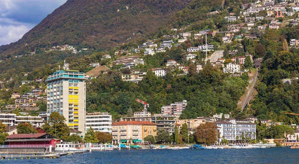 Edifici della città di Lugano ai piedi del Monte Bre — Foto Stock