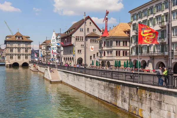 Damm des Limmatflusses in der Stadt Zürich, Schweiz — Stockfoto