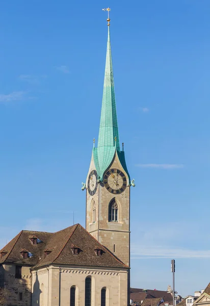 Torre del reloj de la Catedral de Fraumunster en Zurich, Suiza — Foto de Stock