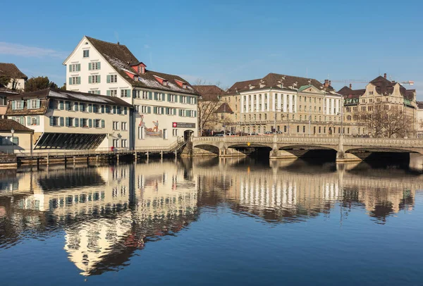 Budynki z miasta Zurych wzdłuż rzeki Limmat — Zdjęcie stockowe