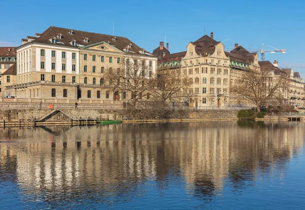 Gebäude der Stadt Zürich entlang des Limmatflusses — Stockfoto