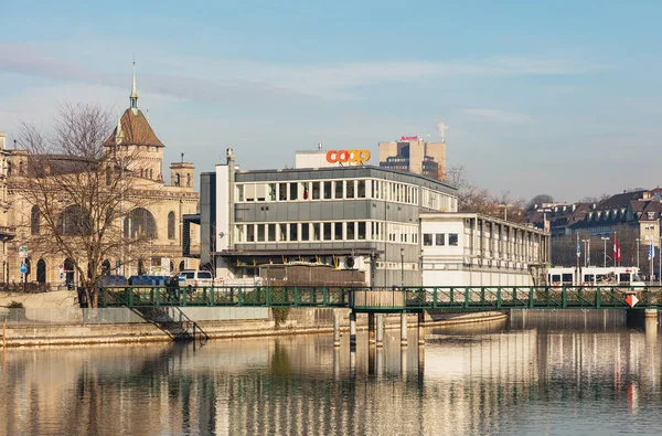 Edificios de la ciudad de Zurich a lo largo del río Limmat — Foto de Stock