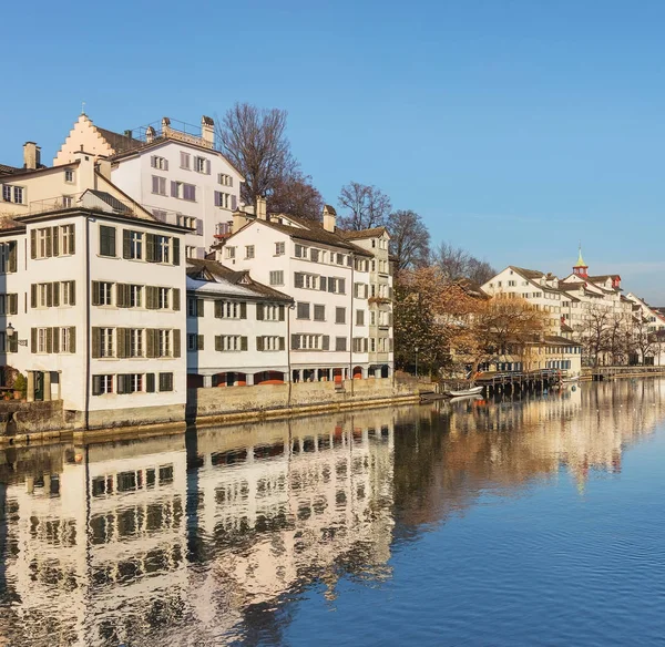 Edifícios da cidade de Zurique ao longo do rio Limmat — Fotografia de Stock