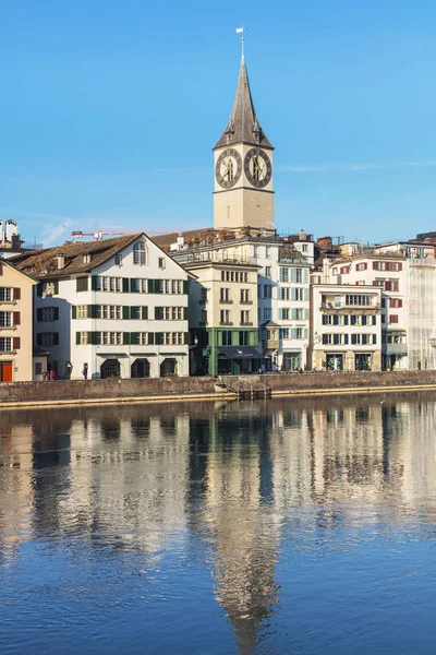 Здания города Цюриха вдоль реки Лиммат — стоковое фото