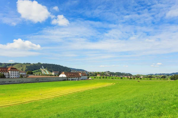 Vue dans la ville d'Einsiedeln en automne — Photo