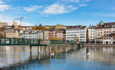 Zürih, İsviçre Limmat Nehri boyunca binalar