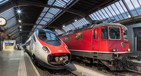 Trenes en la estación principal de Zurich —  Fotos de Stock