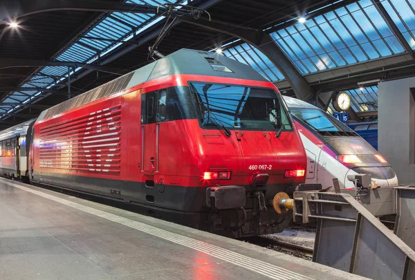 Trenler, Zürih ana tren istasyonu — Stok fotoğraf