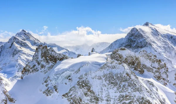 Az Alpok, a fellegekben Mt. Titlis-Svájc — Stock Fotó
