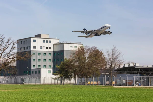 Airbus A380 boven de gevangenis Zurich Airport — Stockfoto