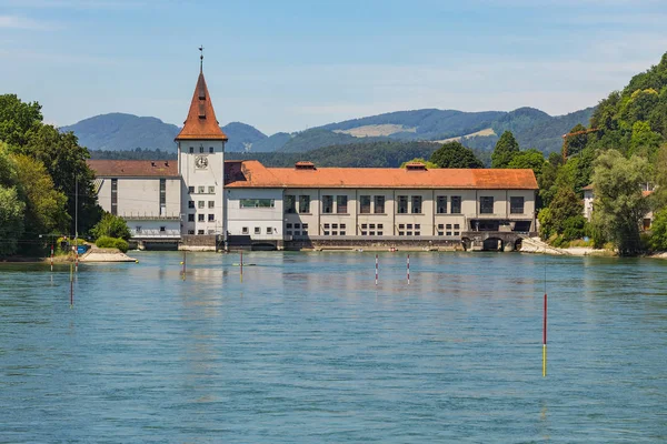 Waterkrachtcentrale aan de rivier de Aare in de binnenstad van Aarau, Zwitserland — Stockfoto