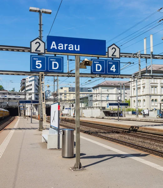 Piattaforma della stazione ferroviaria di Aarau in Svizzera — Foto Stock