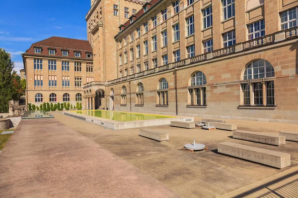 Plaza frente al edificio principal de la Universidad de Zurich —  Fotos de Stock