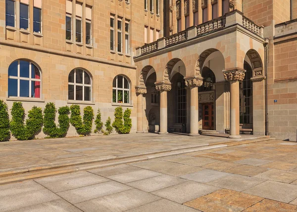 Entrada para o edifício principal da Universidade de Zurique — Fotografia de Stock