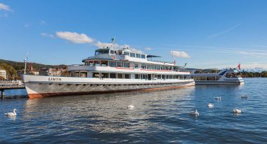 MS Linth Zürih Gölü üzerinde bir iskelede