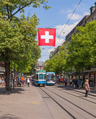 Zürih, İsviçre Bahnhofstrasse cadde boyunca görüntülemek