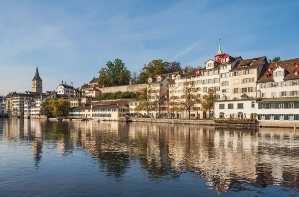Edifícios históricos da cidade de Zurique ao longo do rio Limmat — Fotografia de Stock