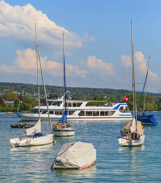 Lodě na jezero Curychu ve Švýcarsku — Stock fotografie