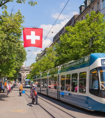 Zürih, İsviçre Bahnhofstrasse cadde boyunca görüntülemek