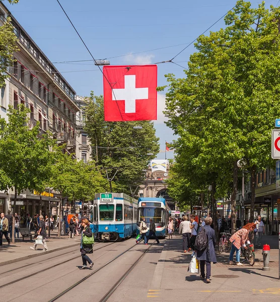 Bekijk langs Bahnhofstrasse straat in Zurich, Zwitserland — Stockfoto