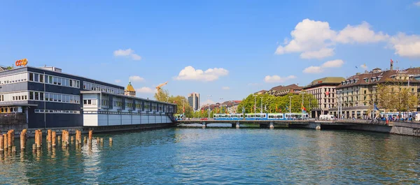 Se langs Limmat-elva i byen Zurich i Sveits – stockfoto