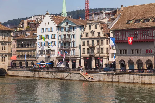 Gebäude der Altstadt der Stadt Zürich entlang des Limmatflusses — Stockfoto