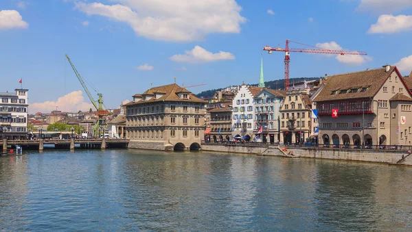 Buildings of the old town of the city of Zurich along the Limmat river — Stock Photo, Image