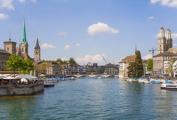 Edifícios da cidade velha da cidade de Zurique ao longo do Limmat — Fotografia de Stock