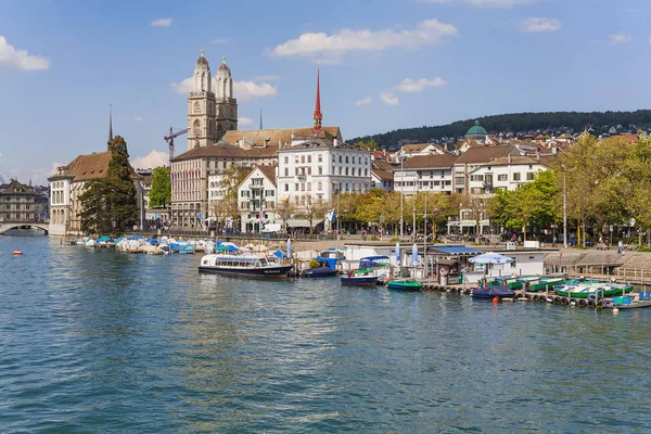 Edifici del centro storico della città di Zurigo lungo la Limmat — Foto Stock