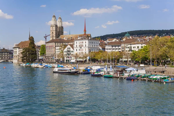 Edifícios da cidade velha da cidade de Zurique ao longo do Limmat — Fotografia de Stock