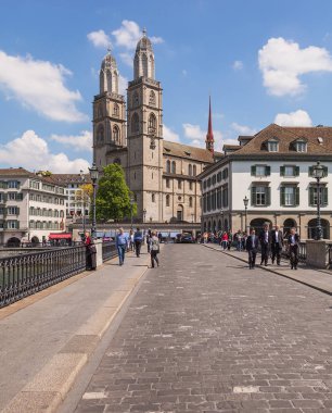 Zürih, İsviçre Munsterbrucke köprü boyunca görüntülemek