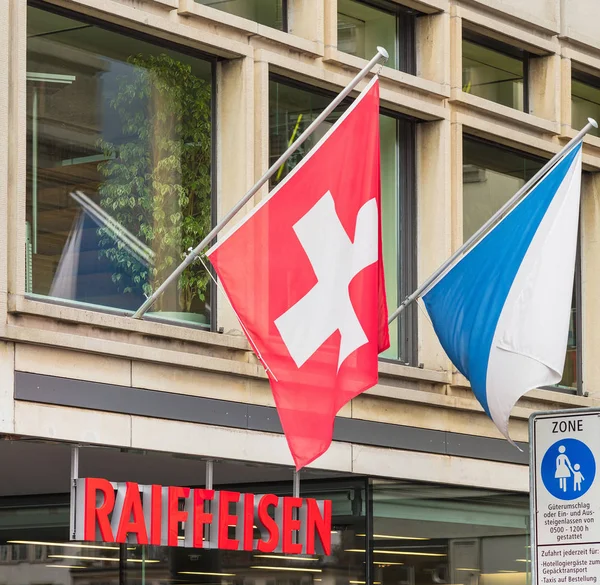 Kantoor van de Raiffeisen-bank versierd met vlaggen — Stockfoto