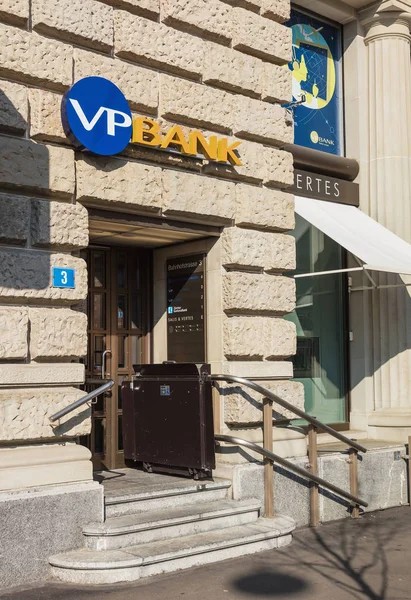 Вход в офис VP Банка на улице Банхофштрассе в Цюрихе — стоковое фото
