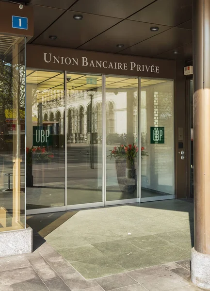 Вход в контору Union Bancaire Privee в Цюрихе — стоковое фото