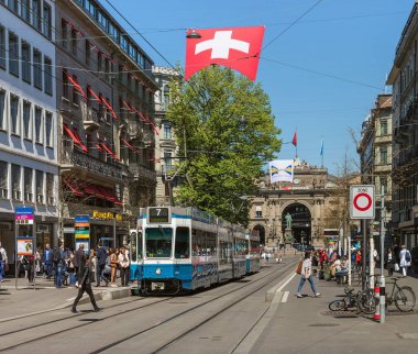 Zürih, İsviçre Bahnhofstrasse Caddesi'ndeki tramvay