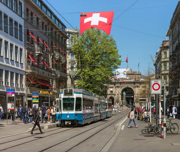 Tramwaj na ulicy Bahnhofstrasse, w Zurychu, Szwajcaria — Zdjęcie stockowe