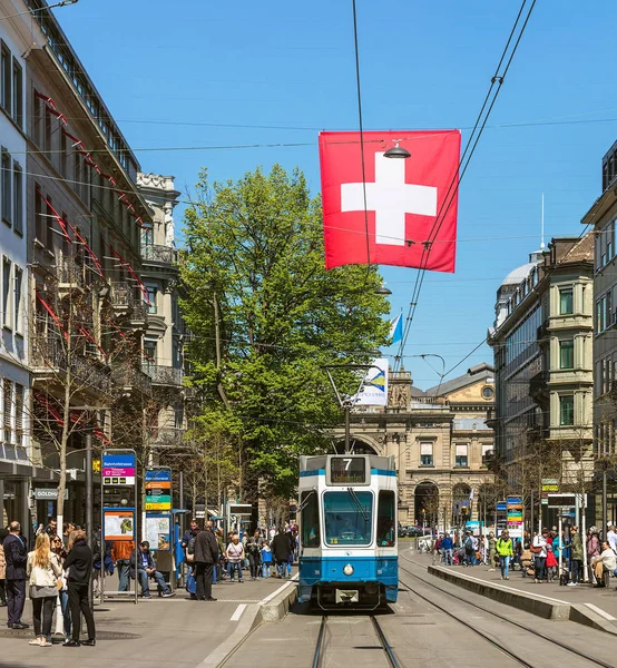 Tramvají na ulici Bahnhofstrasse v Curychu, Švýcarsko — Stock fotografie