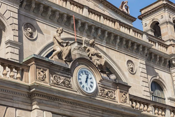 Part of the facade of the Zurich main railway station building — Stock Photo, Image