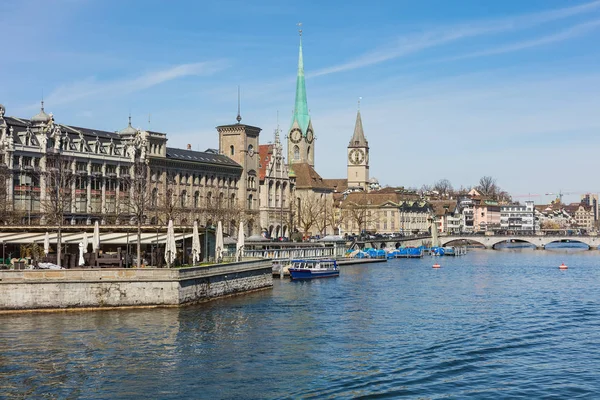 Vista ao longo do rio Limmat, na cidade de Zurique, Suíça — Fotografia de Stock
