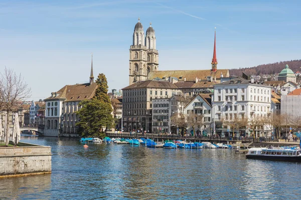 Vista de primavera ao longo do rio Limmat, na cidade de Zurique — Fotografia de Stock