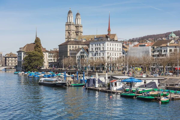 Zobacz wzdłuż rzeki Limmat w mieście Zurych, Szwajcaria — Zdjęcie stockowe