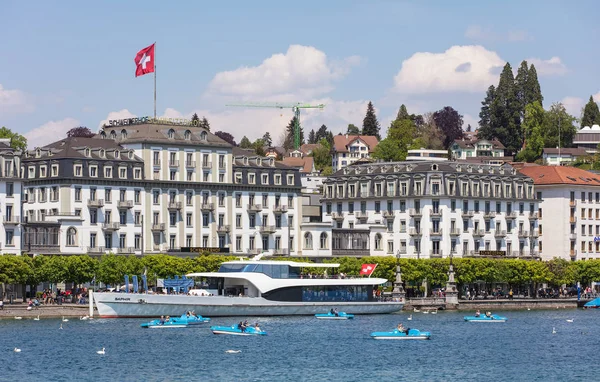 Buildings of the city of Lucerne along Lake Lucerne — Stock Photo, Image